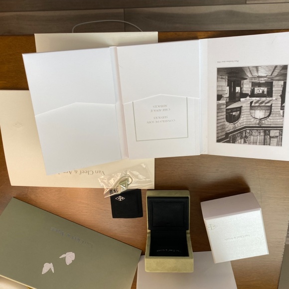 Van Cleef & Arpels packaging lot Listing 2 - Picture 7 of 8